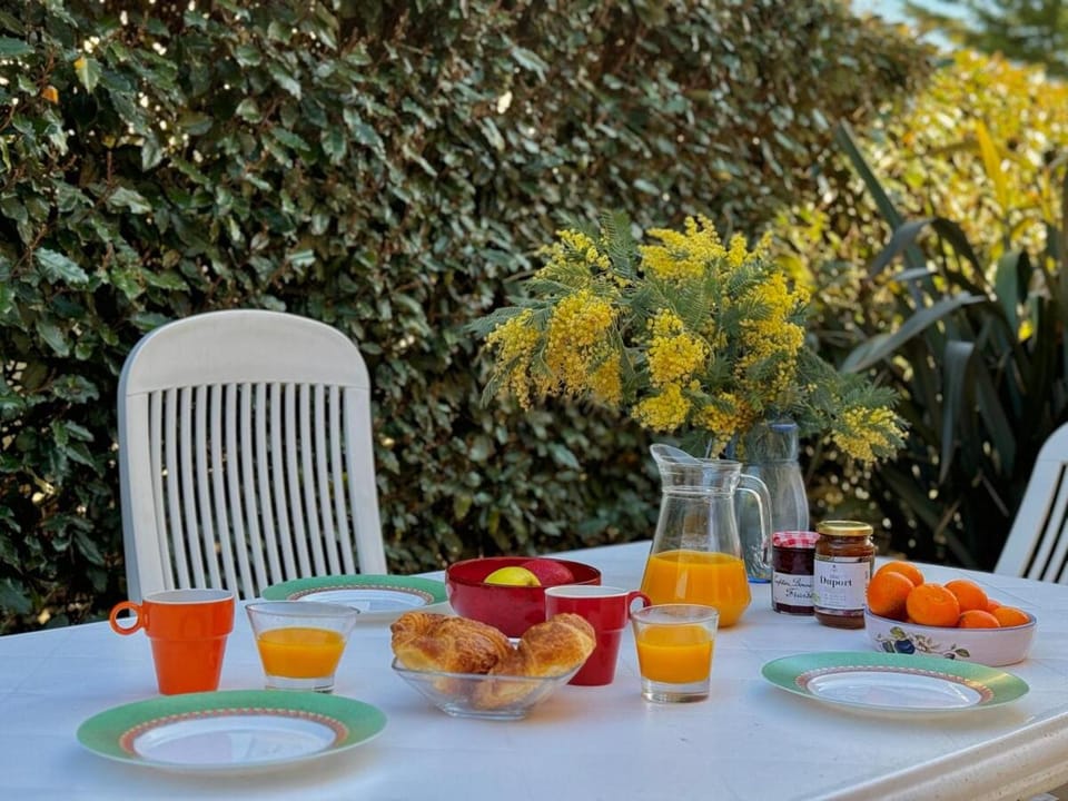 Day, Dining area