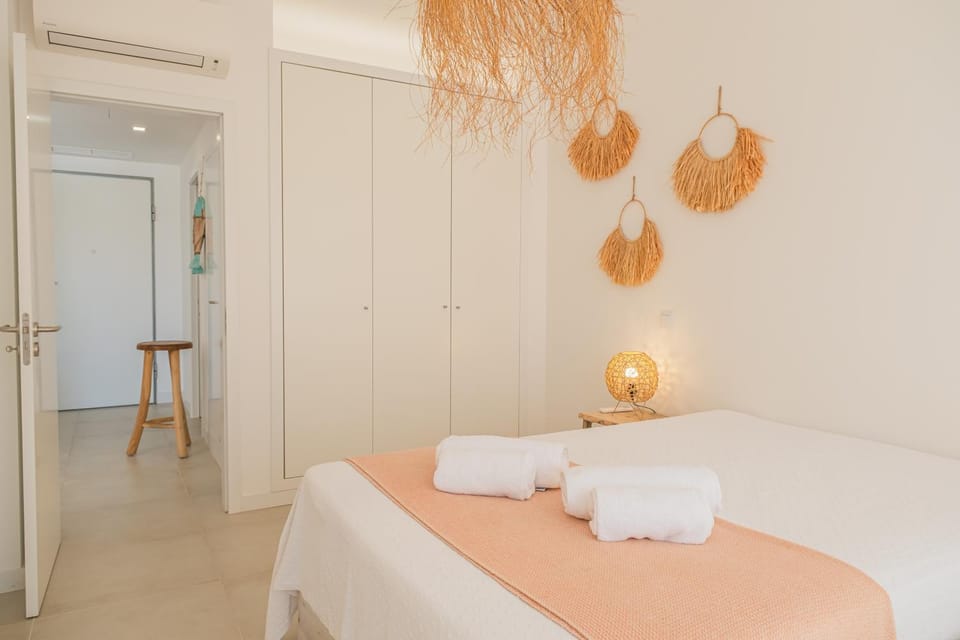Bed, Bedroom, towels, wardrobe