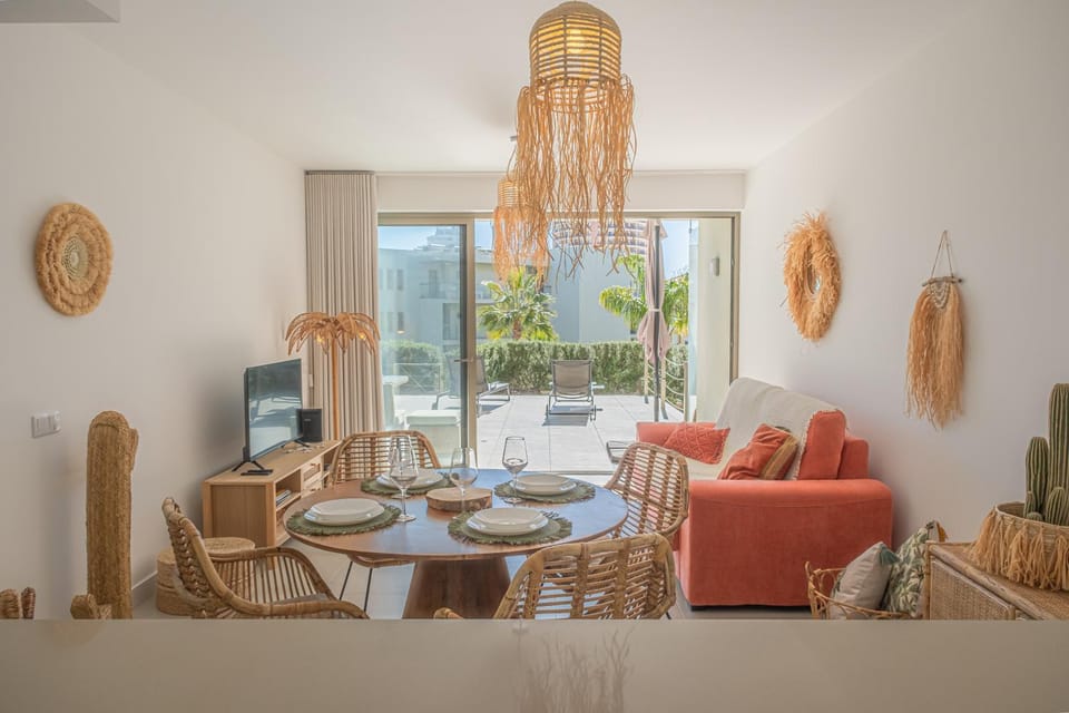 Communal lounge/ TV room, TV and multimedia, Living room, Seating area, Dining area