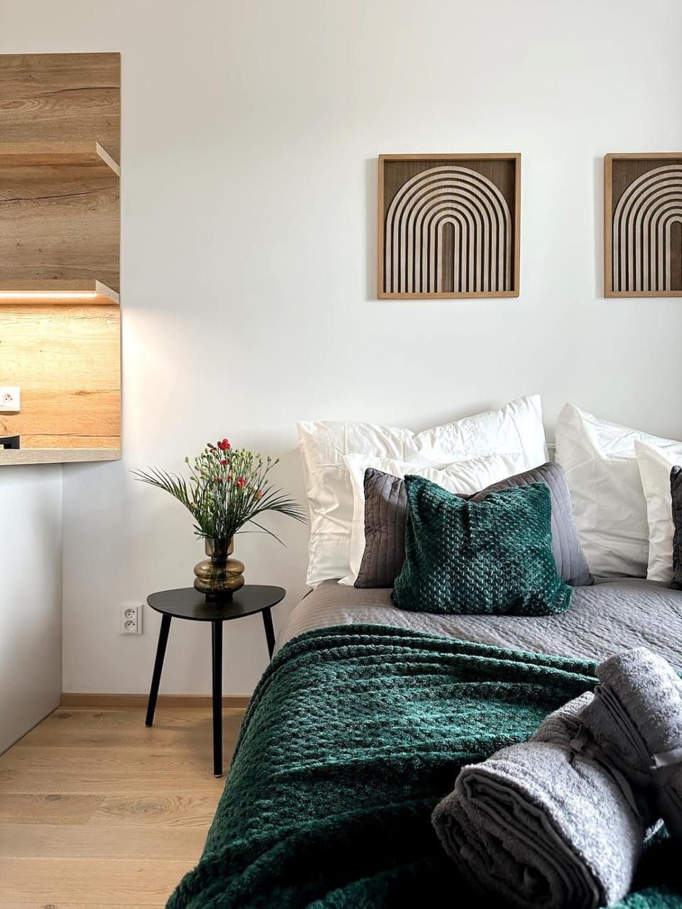 Bed, Seating area, Bedroom