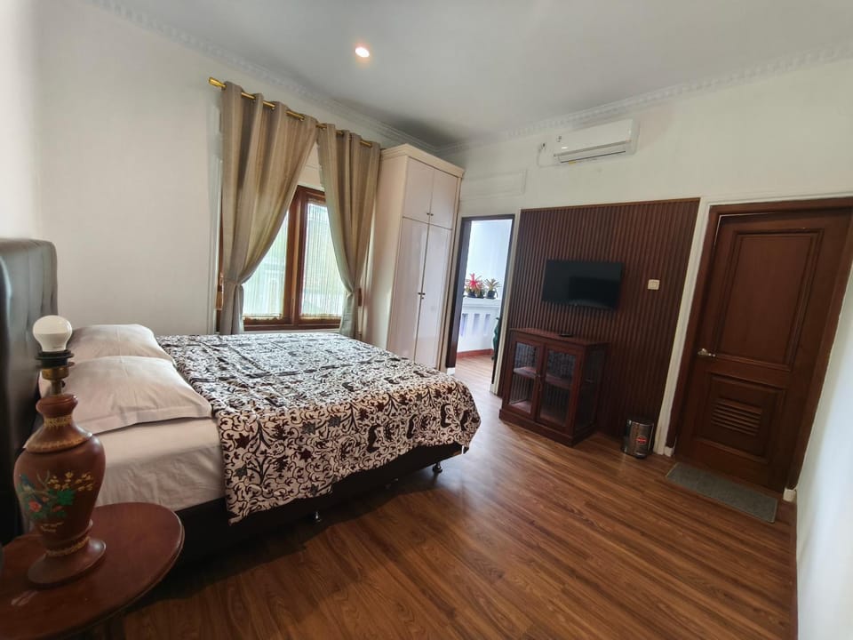 Bed, TV and multimedia, Bedroom, wardrobe