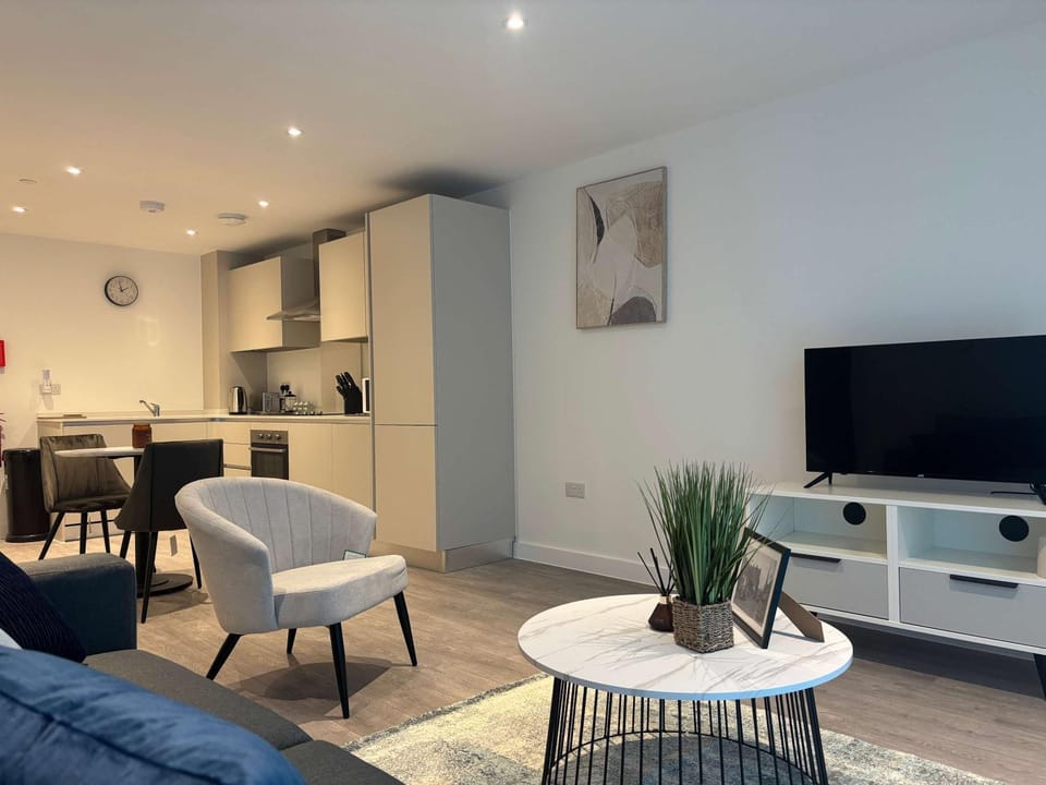 TV and multimedia, Kitchen or kitchenette, Living room, Seating area, Dining area
