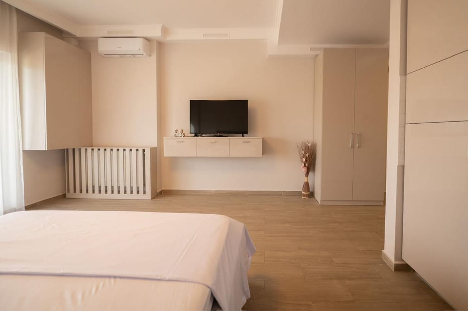 Bed, TV and multimedia, Photo of the whole room, internet, air conditioner