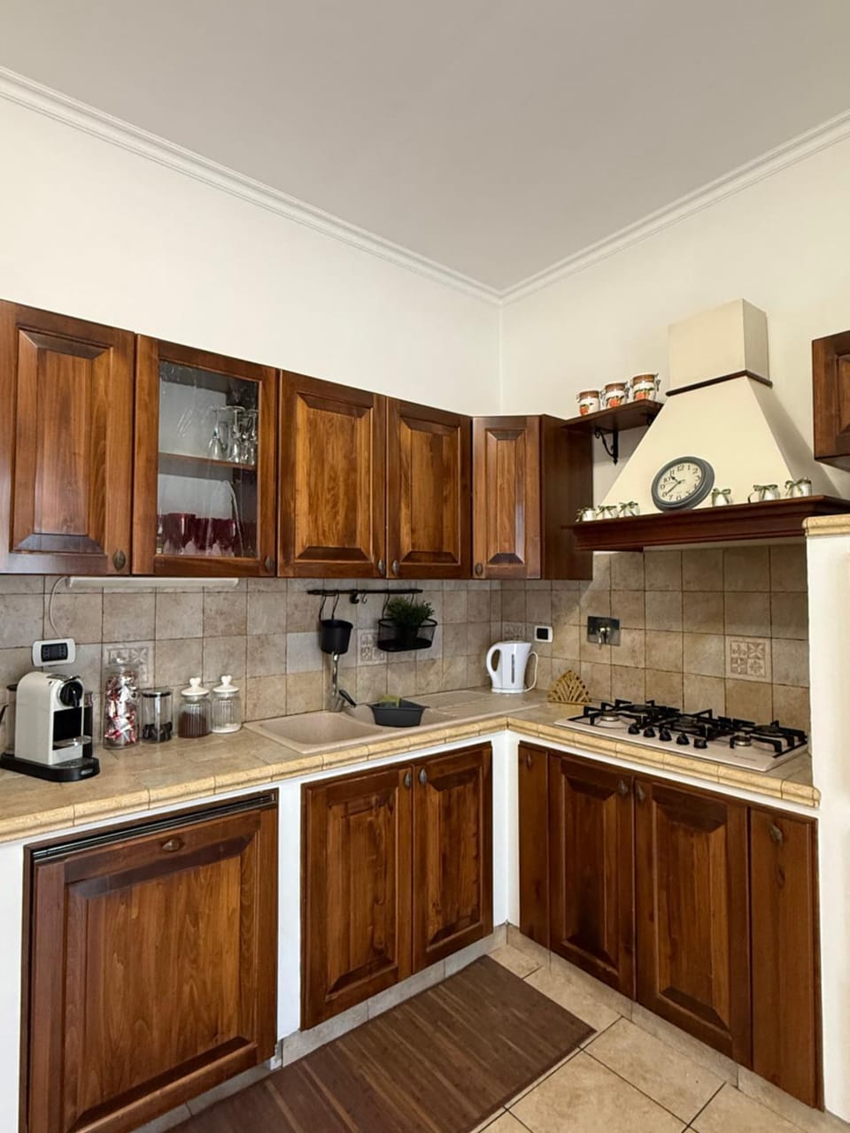 Coffee/tea facilities, Kitchen or kitchenette, stove