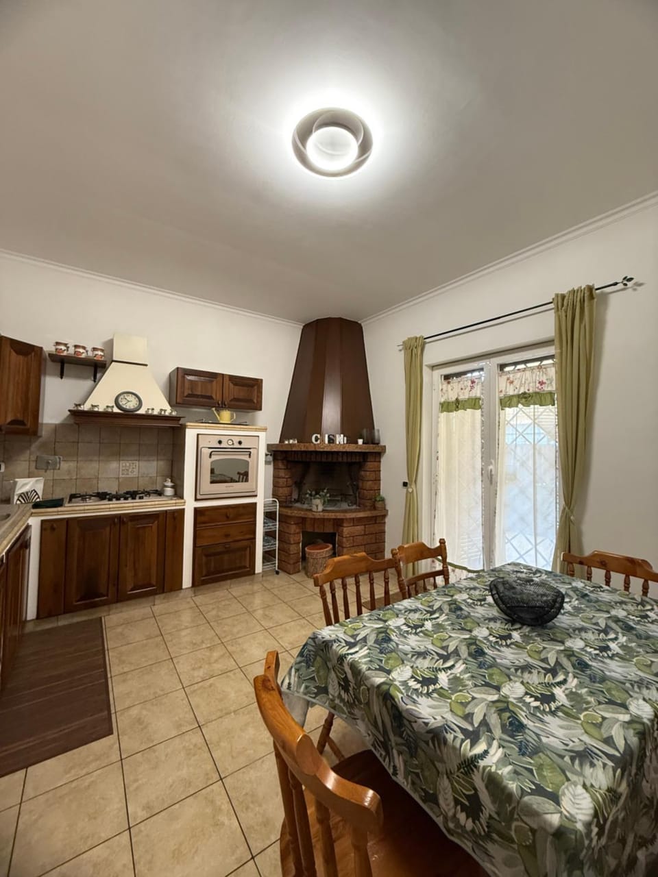 Kitchen or kitchenette, Dining area, stove