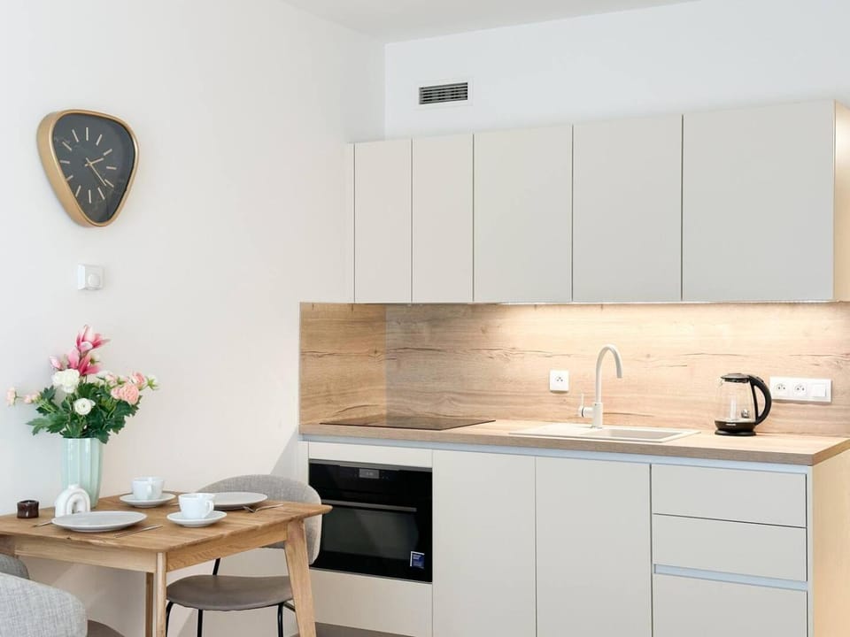 Kitchen or kitchenette, Dining area, stove