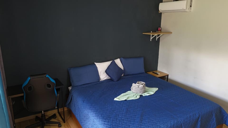 Bed, TV and multimedia, Seating area, air conditioner