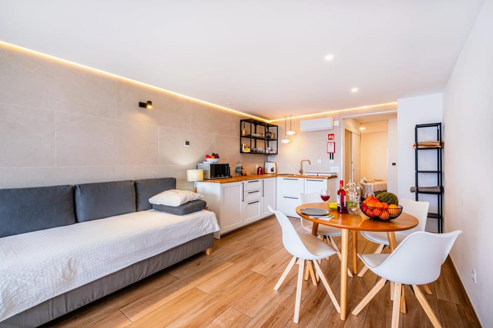 Kitchen or kitchenette, Food and drinks, Dining area