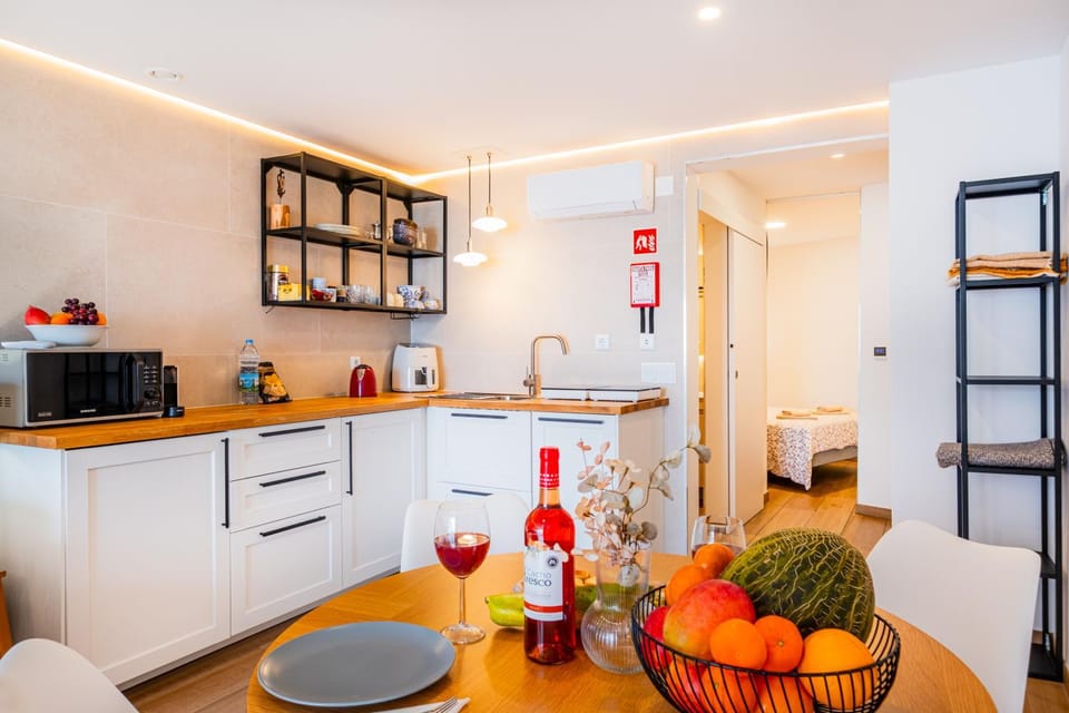 Kitchen or kitchenette, Food and drinks, Dining area, stove
