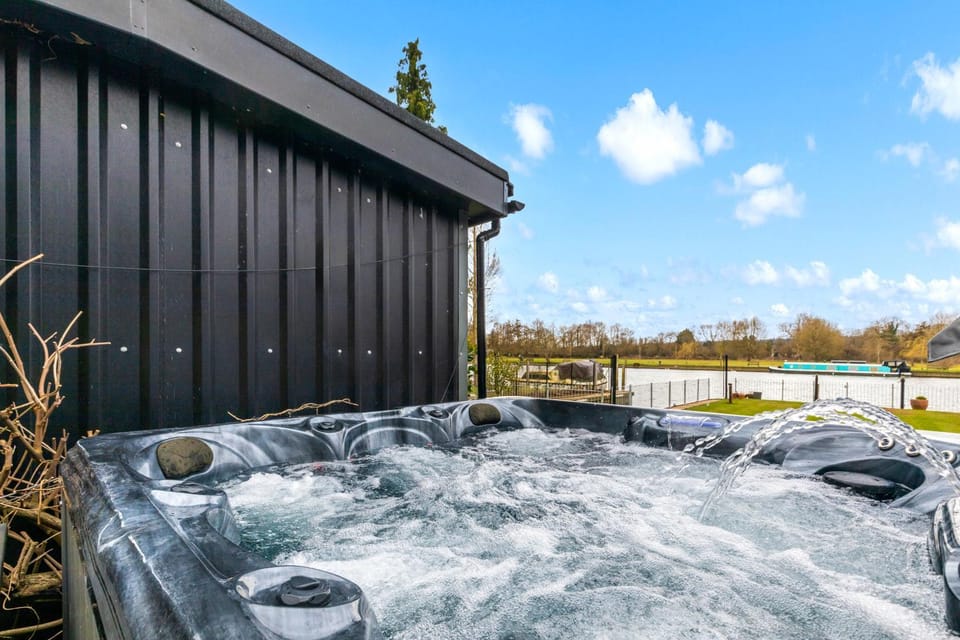 River cabin & Mills Cottage Cabin in South Oxfordshire District