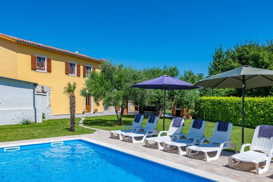 Property building, Patio, Day, Garden, Garden view, Pool view, Swimming pool, sunbed