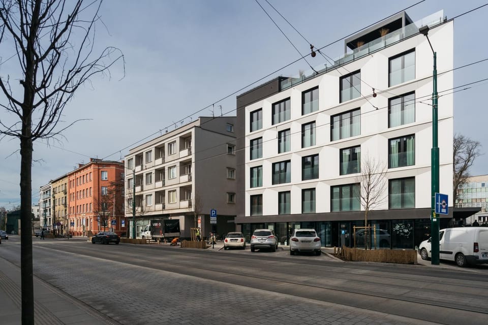 Property building, Day, Neighbourhood, Location, Parking