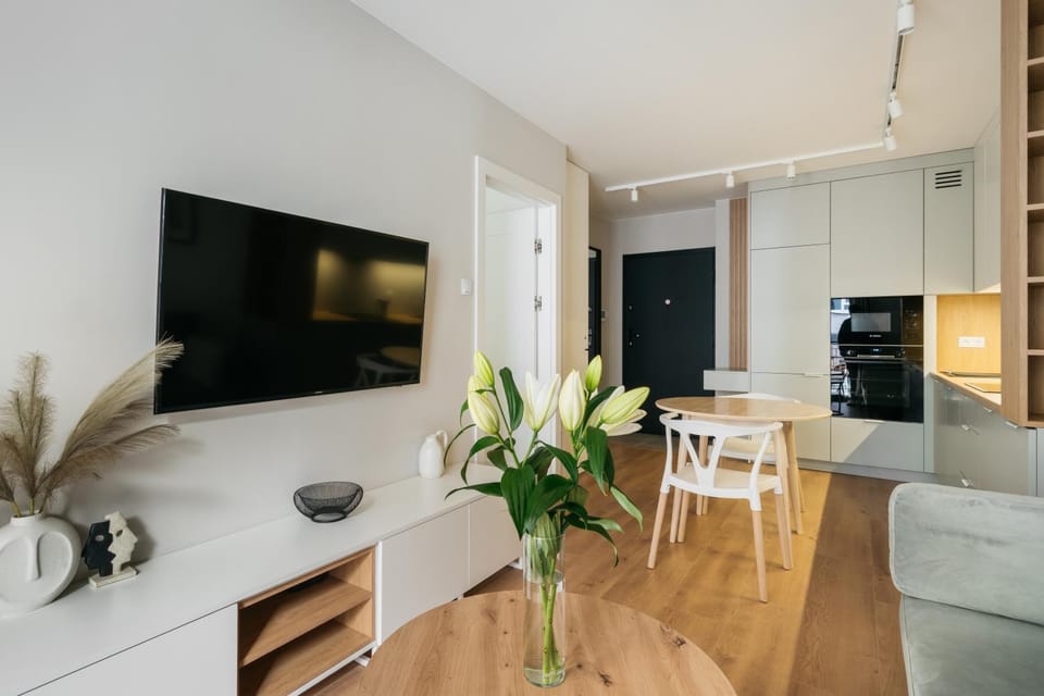 TV and multimedia, Kitchen or kitchenette, Living room, Seating area, Dining area