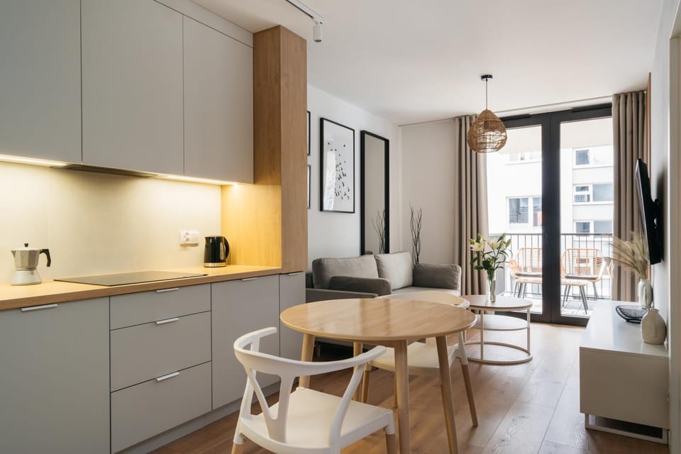 TV and multimedia, Kitchen or kitchenette, Living room, Seating area, Dining area