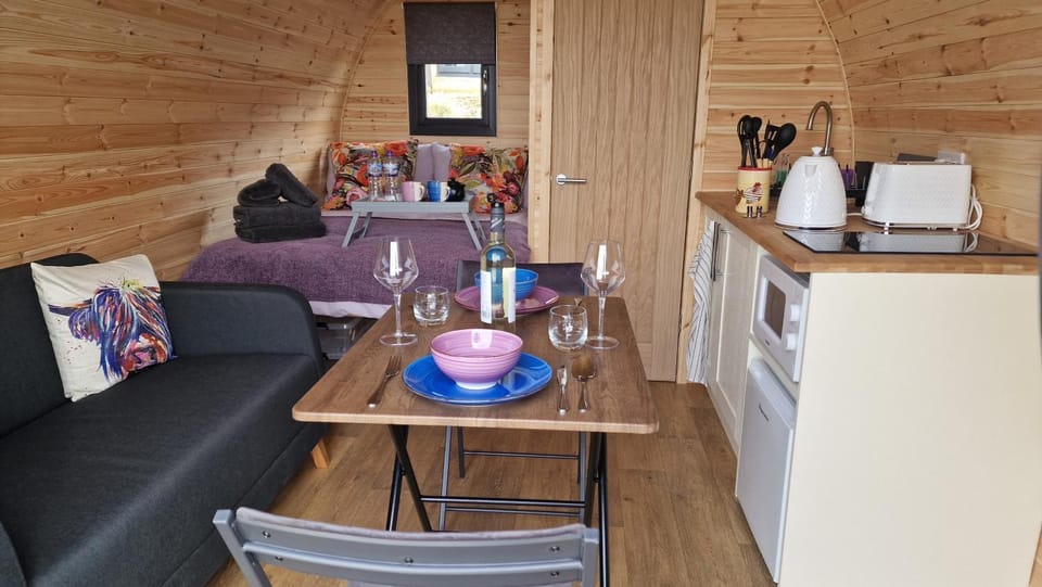 Coffee/tea facilities, Kitchen or kitchenette, Living room, Dining area, toaster