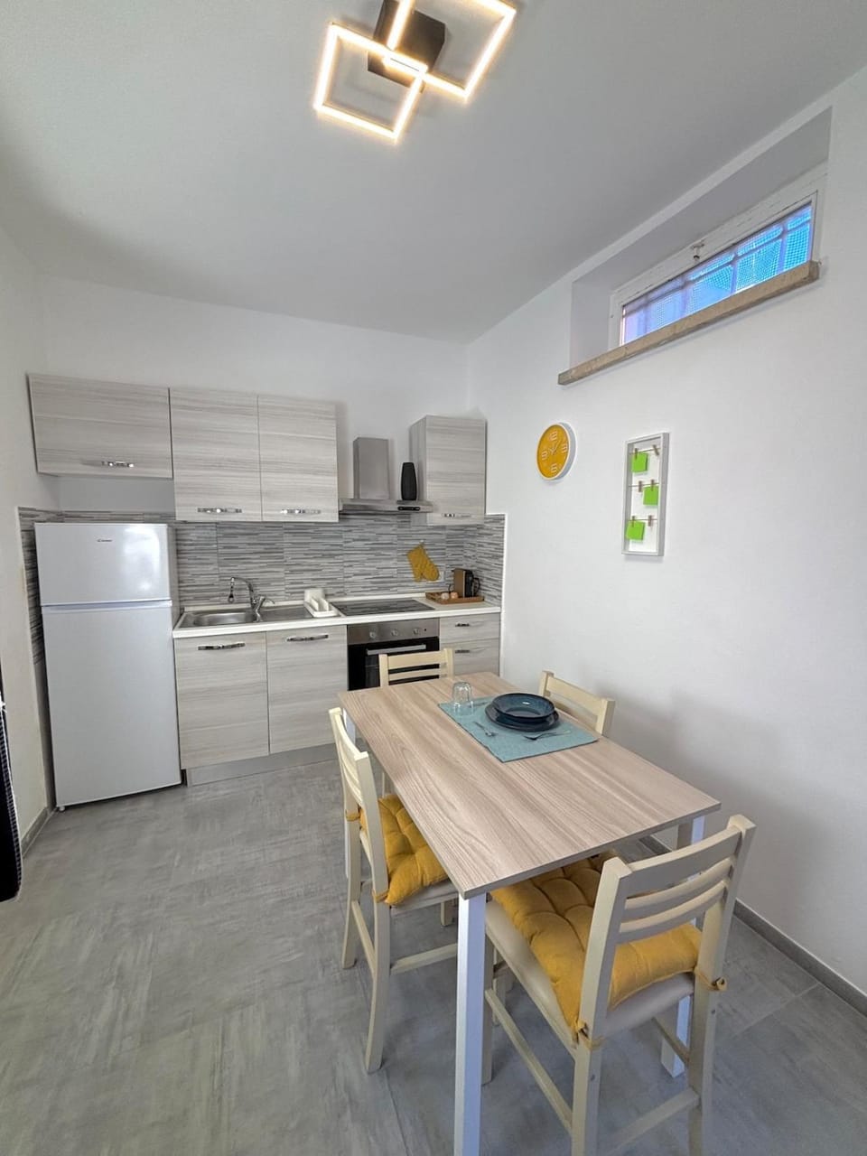 Kitchen or kitchenette, Dining area, oven, stove