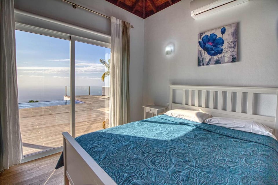 Bed, Natural landscape, View (from property/room), Balcony/Terrace, Photo of the whole room, Bedroom, Sea view