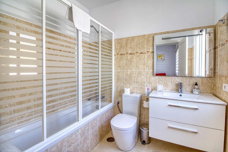 Shower, Toilet, Bathroom, towels