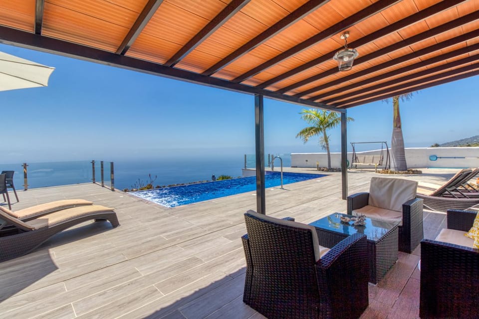 Day, View (from property/room), Balcony/Terrace, Seating area, Pool view, Sea view, Swimming pool, sunbed