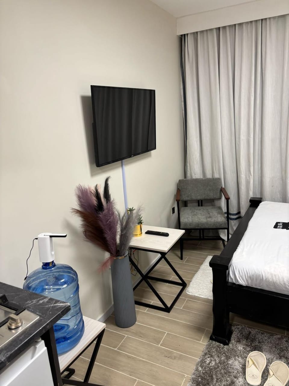 Bed, TV and multimedia, Living room, Photo of the whole room, Seating area, Bedroom