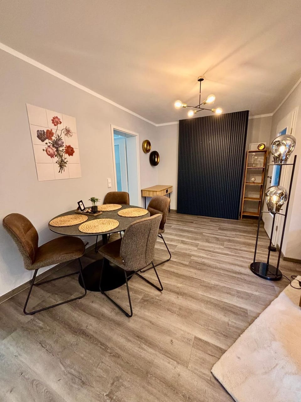 Seating area, Dining area