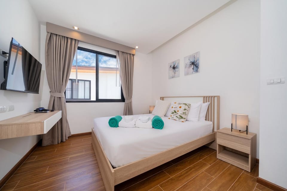 Bed, TV and multimedia, Photo of the whole room, Bedroom