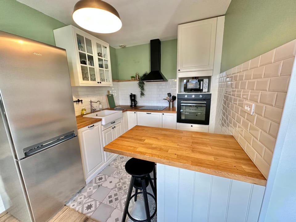 Coffee/tea facilities, Kitchen or kitchenette, dishwasher, microwave, oven, pet friendly, stove