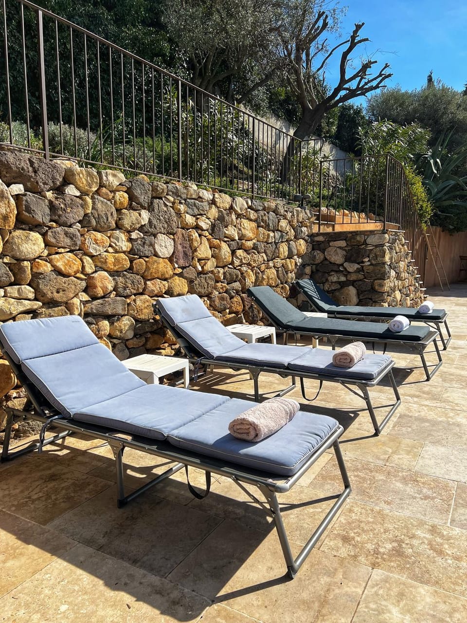 sunbed, towels