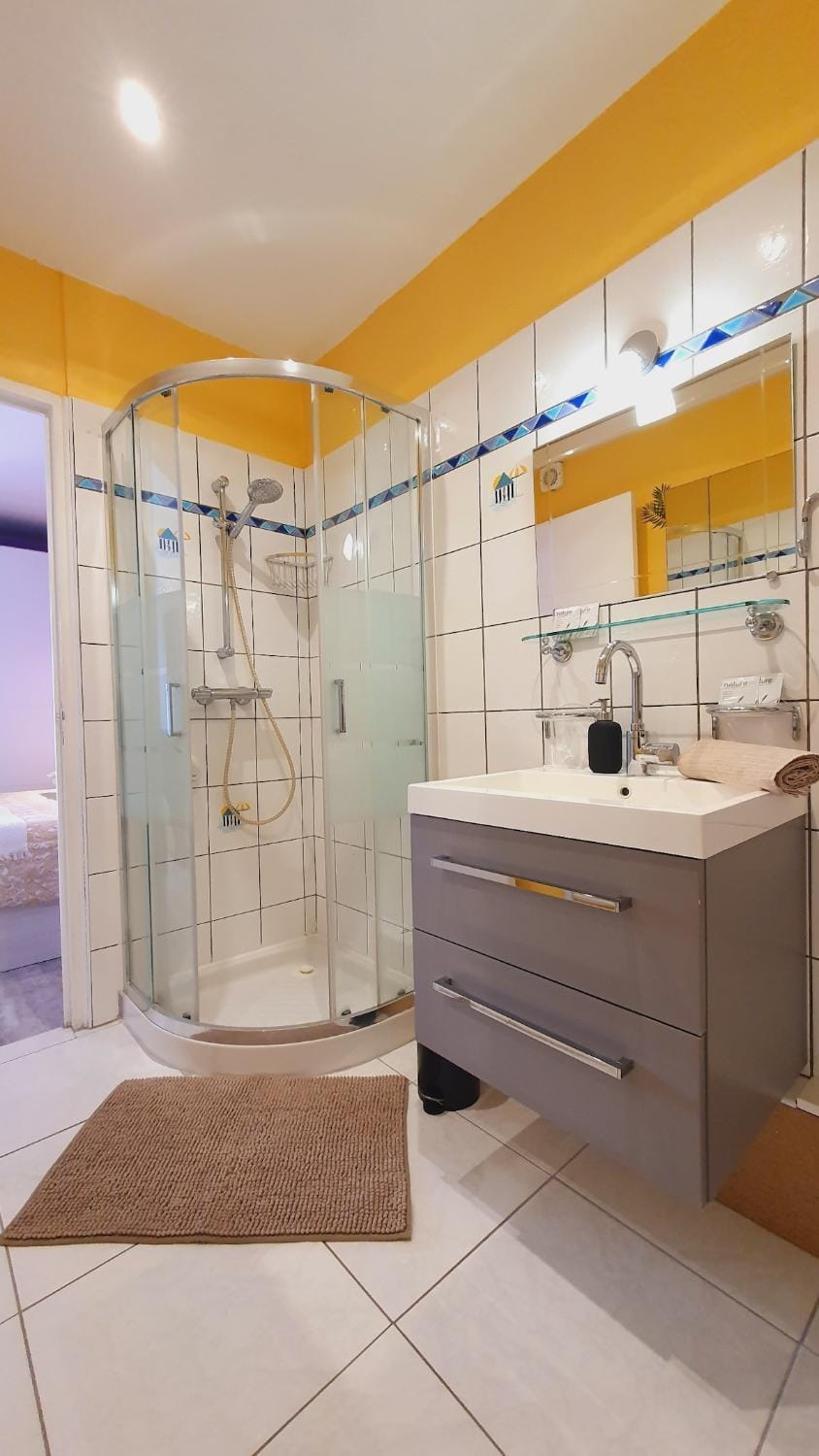 Shower, Bathroom, towels