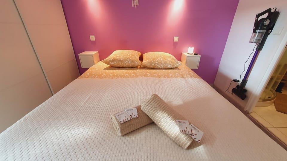 Bed, Bedroom, towels