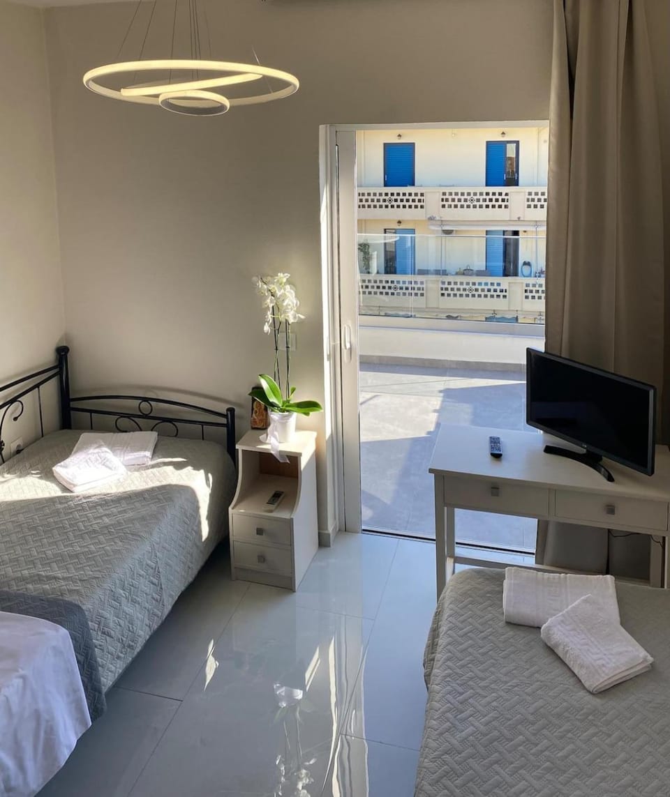 Bed, TV and multimedia, Bedroom, towels
