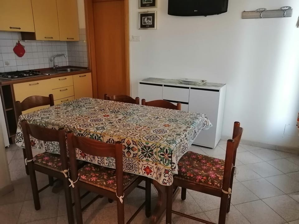 Property building, Kitchen or kitchenette, Living room