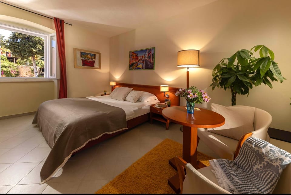 Bed, Seating area, Bedroom