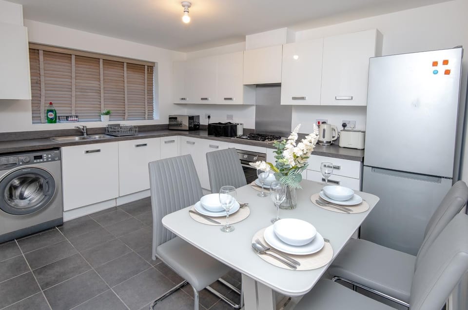 Kitchen or kitchenette, dishwasher, oven, toaster, washing machine