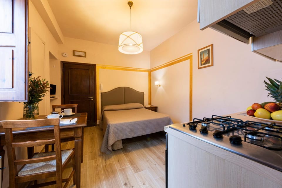 Kitchen or kitchenette, Photo of the whole room, Dining area