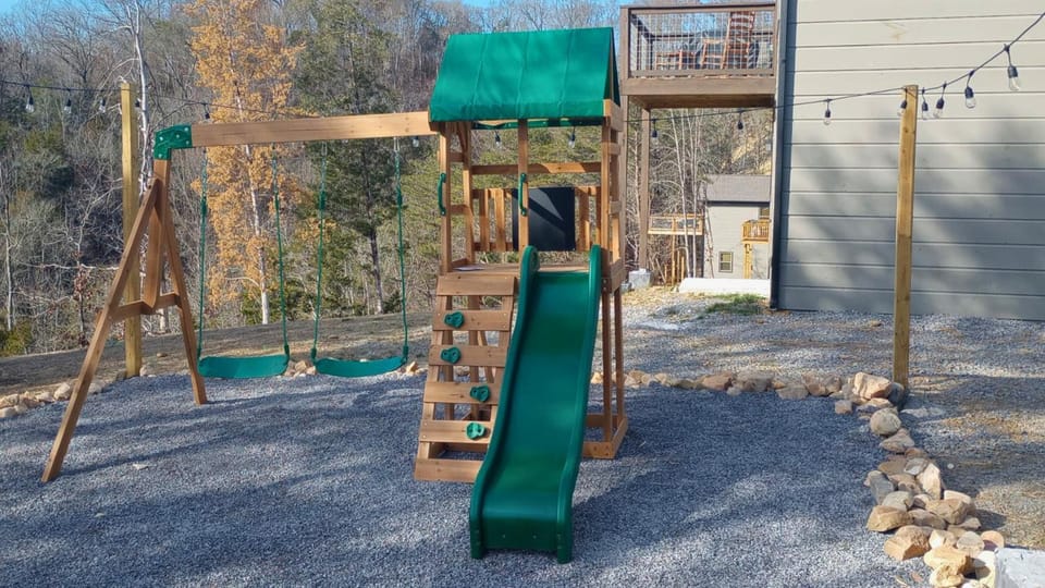 Eagle Feather Cabin- Modern Retreat, Hot Tub, Games & Scenic Yard Escape Cabin in Sevierville