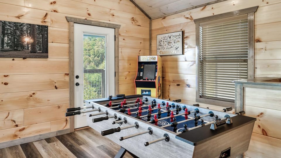 Eagle Feather Cabin- Modern Retreat, Hot Tub, Games & Scenic Yard Escape Cabin in Sevierville