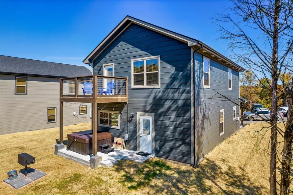 Cabin Bliss Hot Tub, Games & Scenic Yard Escape Cabin in Sevierville