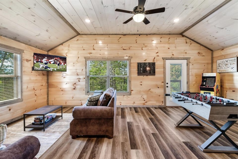 Cabin Bliss Hot Tub, Games & Scenic Yard Escape Cabin in Sevierville