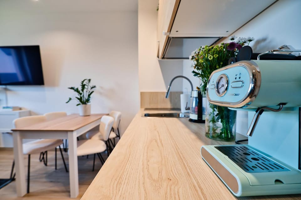 TV and multimedia, Kitchen or kitchenette, Living room, Seating area, Dining area