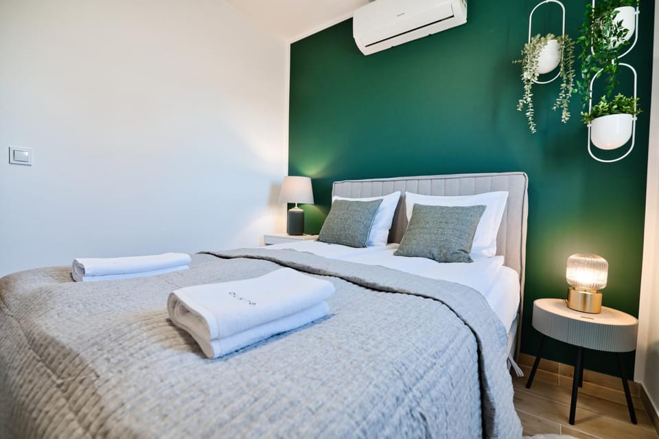 Bed, Photo of the whole room, Bedroom, towels, air conditioner