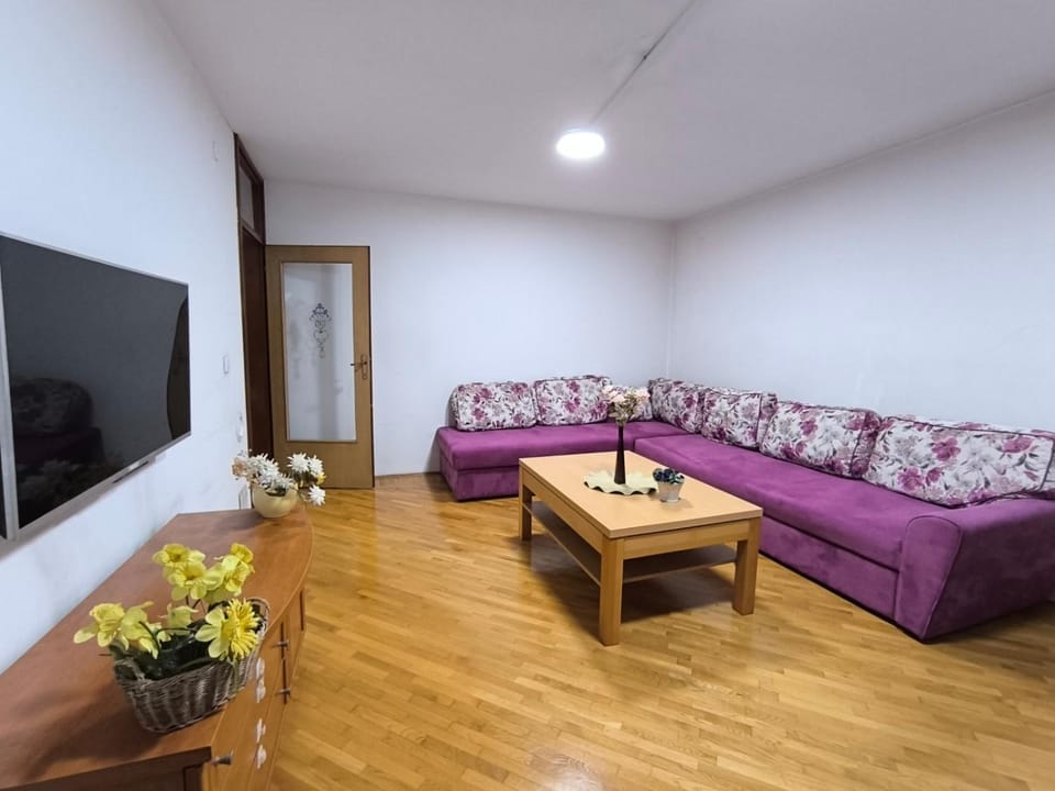 Communal lounge/ TV room, TV and multimedia, Living room, Seating area, Evening entertainment