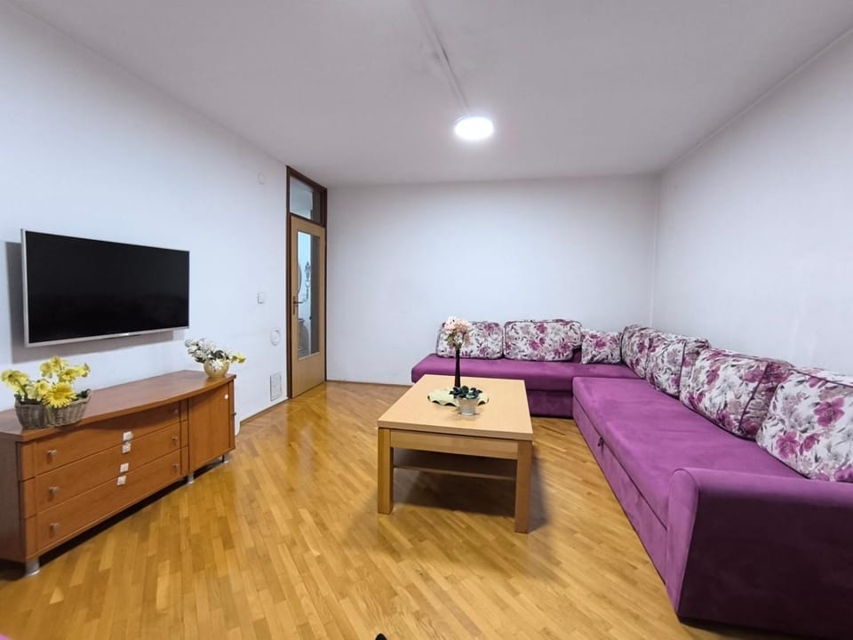 TV and multimedia, Living room, Seating area, Evening entertainment, Bedroom