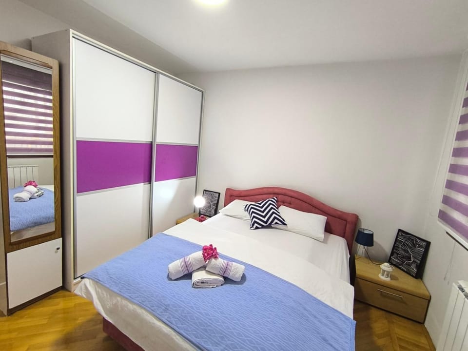Bed, Bedroom, towels
