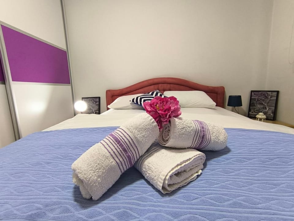 Bed, Bedroom, towels