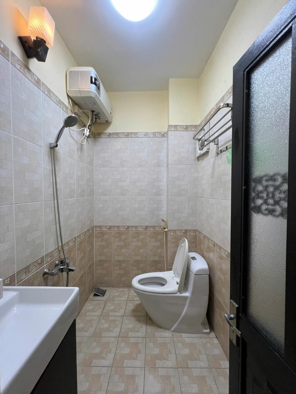 Shower, Toilet, Bathroom, Bath, bidet, towels