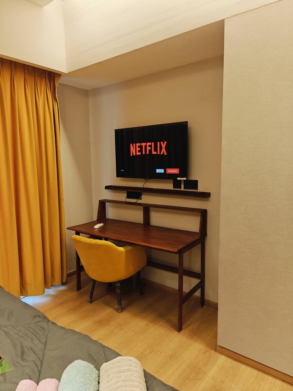 Luxurious Studio with glass wall and highway view Apartment in Noida