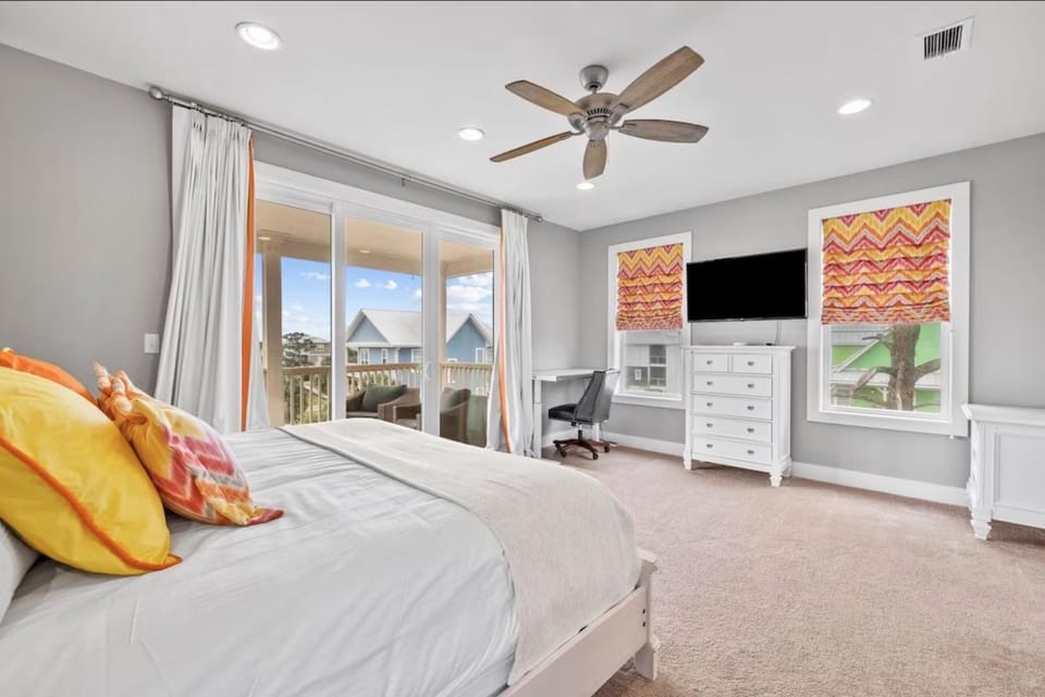 Bed, TV and multimedia, Bedroom