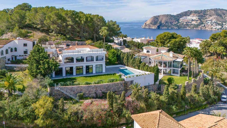 Luxury 4 bed villa with pool and views Villa in Costa Tropical