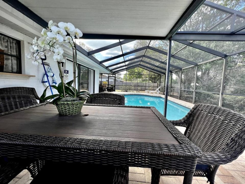 Dining area, Pool view, Swimming pool